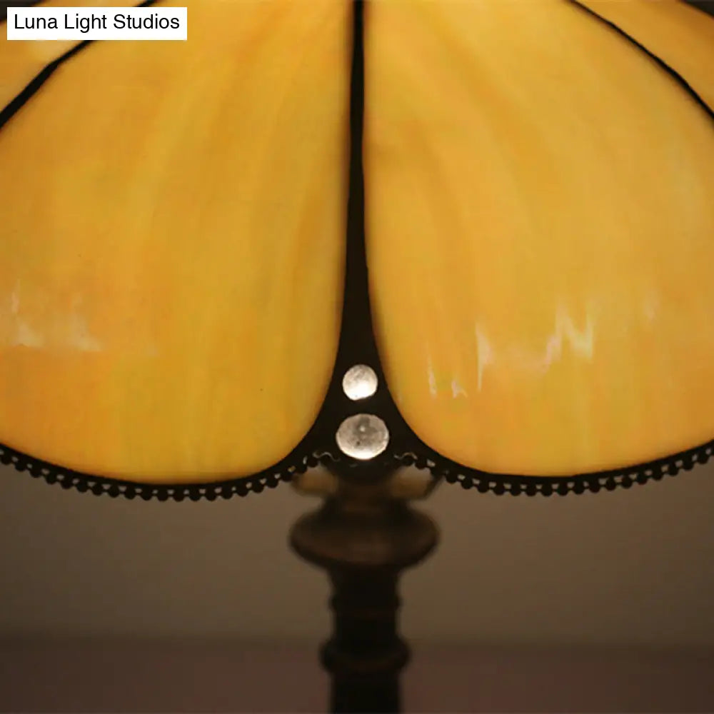 Baroque Scalloped Beige Table Lamp - Elegant Stained Glass Nightstand For Bedroom