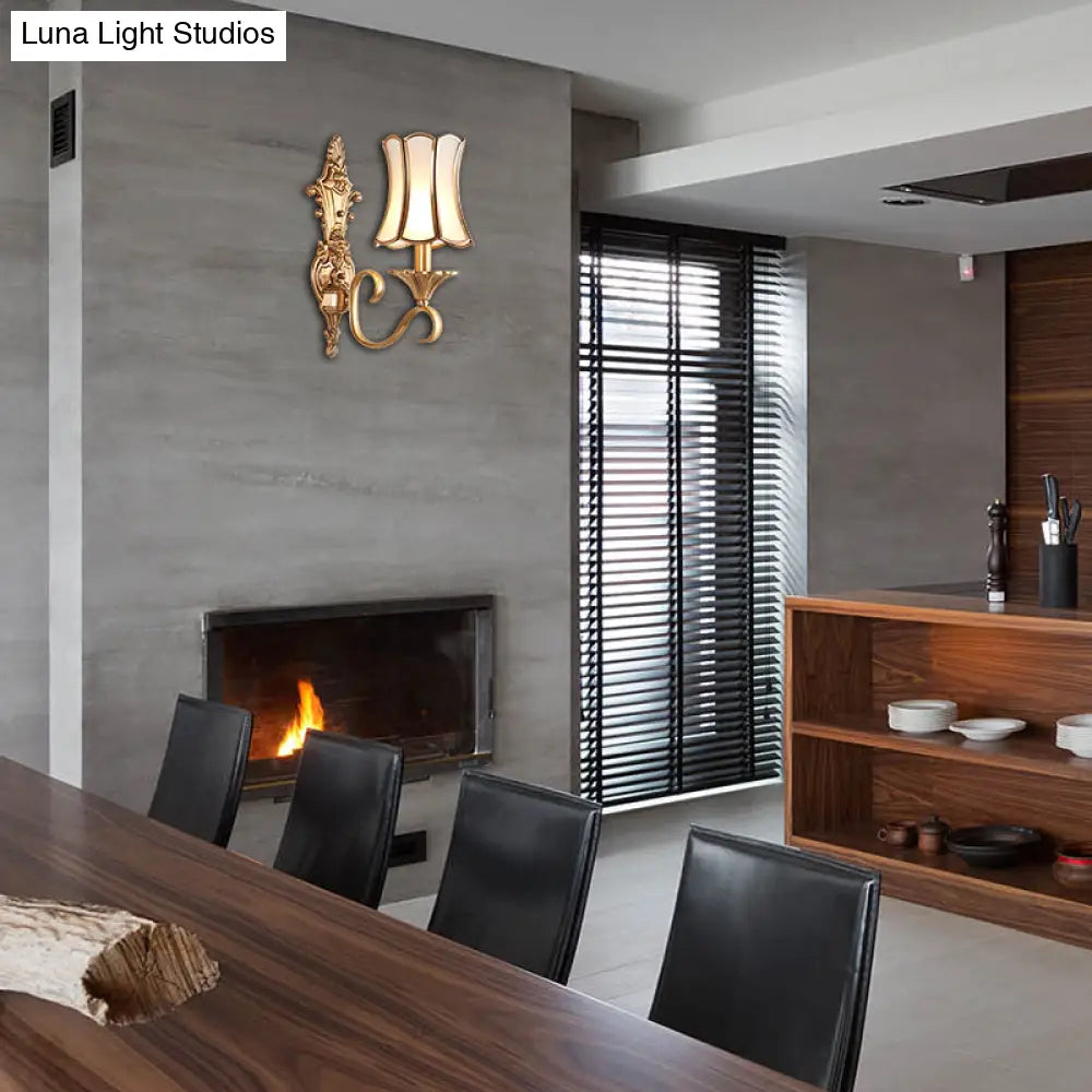 Brass Curved Wall Sconce With Traditional Style - Perfect For Living Room Lighting