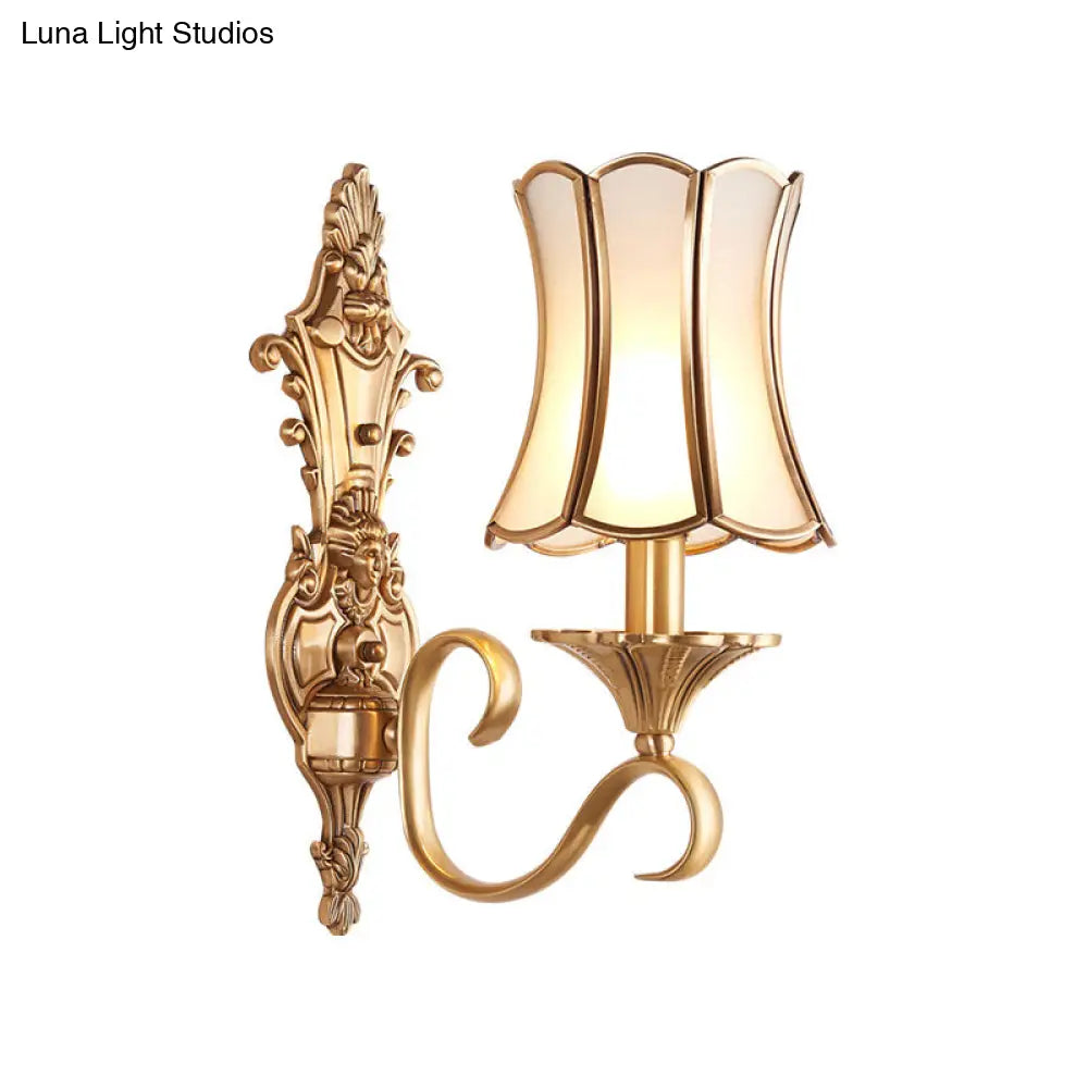 Brass Curved Wall Sconce With Traditional Style - Perfect For Living Room Lighting