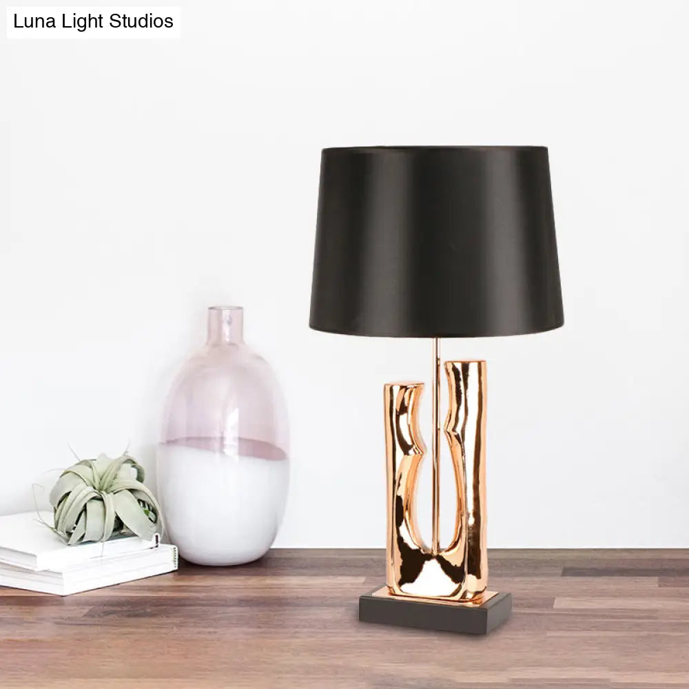 Contemporary 1-Head Black Barrel Fabric Table Light Creative Desk Lamp For Bedroom