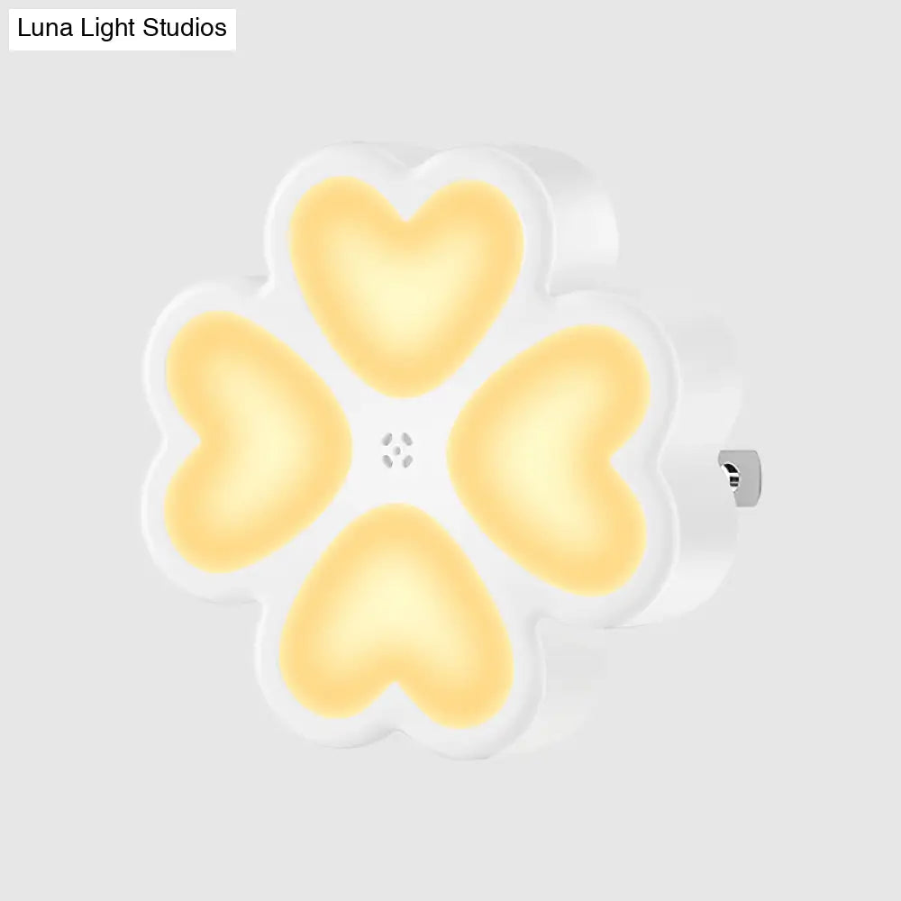 Led Wall Nightlight: Modern White Clover Plug-In Lamp With Plastic Shade