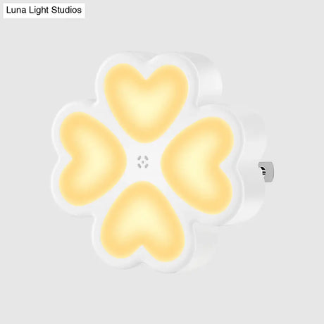 Led Wall Nightlight: Modern White Clover Plug-In Lamp With Plastic Shade