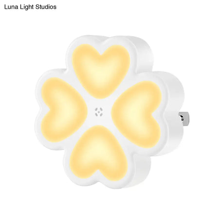 Led Wall Nightlight: Modern White Clover Plug-In Lamp With Plastic Shade