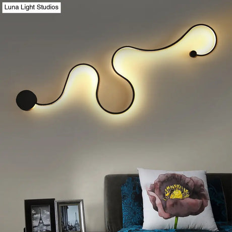 Minimalist Black Led Wall Sconce Light For Hallways - Curved Design Metal Construction