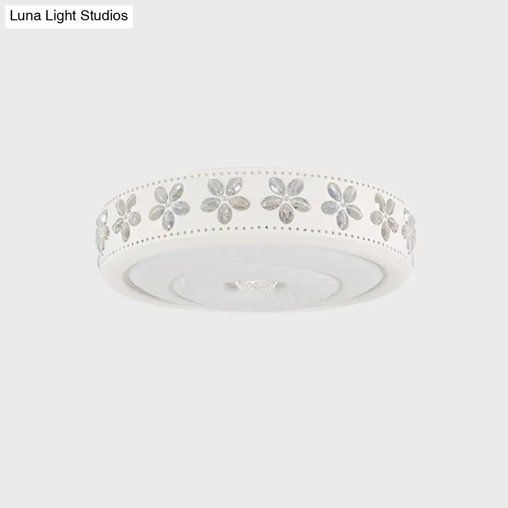 Minimalist Iron Led Ceiling Light With Flower Edge - White Circle Flush Mount For Living Room