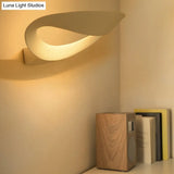Modern Black/White Curved Shade Led Wall Sconce - Stylish Aluminum Lamp For Bedroom