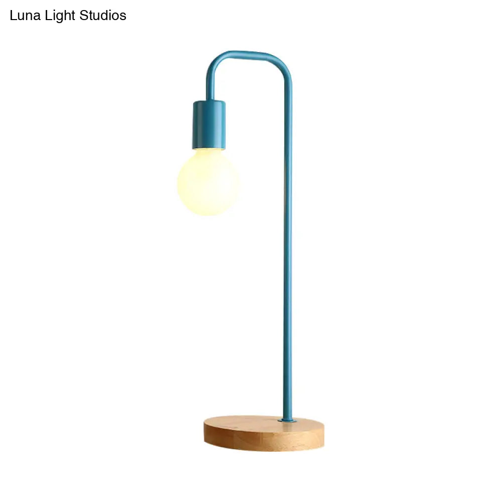Sleek Metal Desk Lamp: Minimalistic Dormitory Lighting With Plug-In Cord