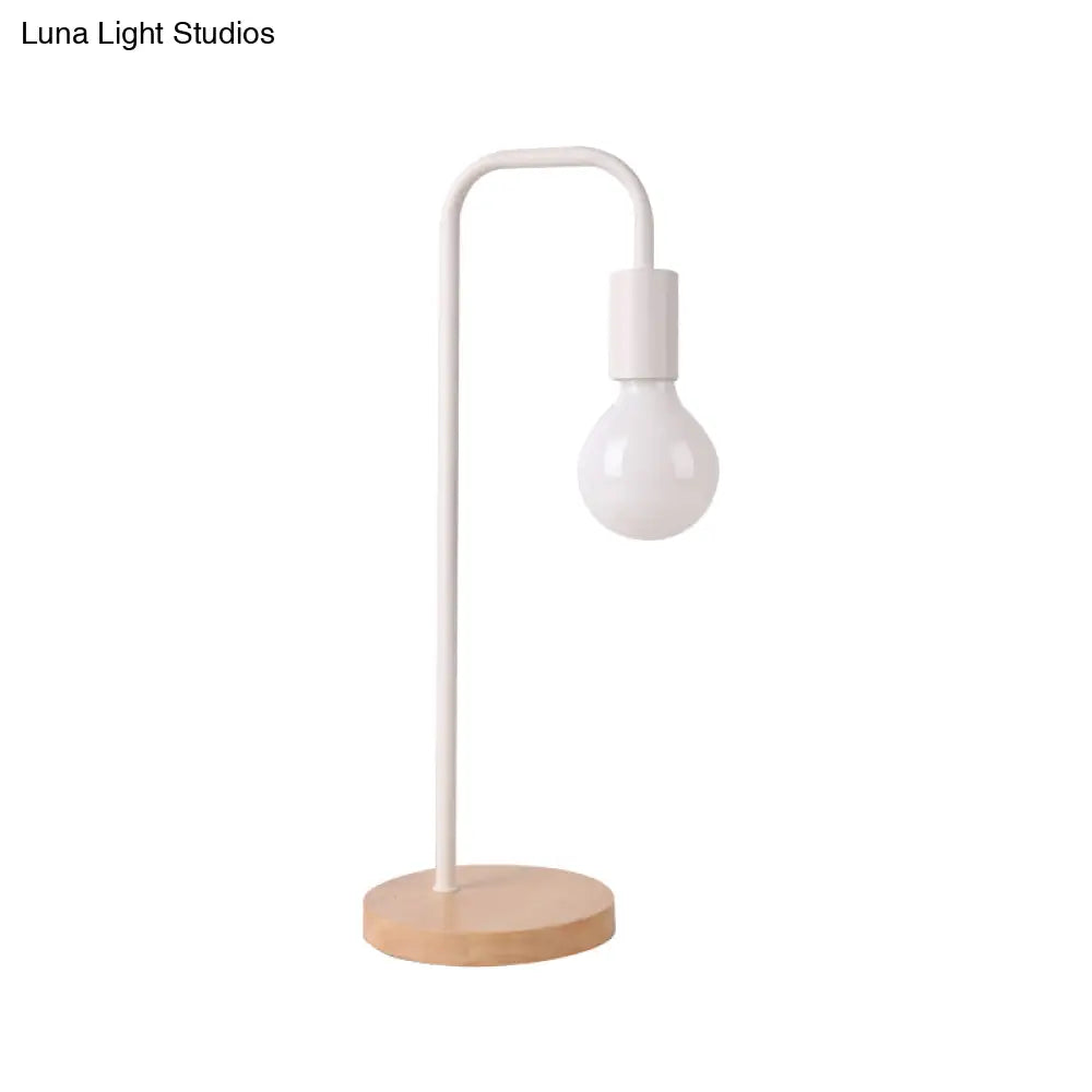 Sleek Metal Desk Lamp: Minimalistic Dormitory Lighting With Plug-In Cord
