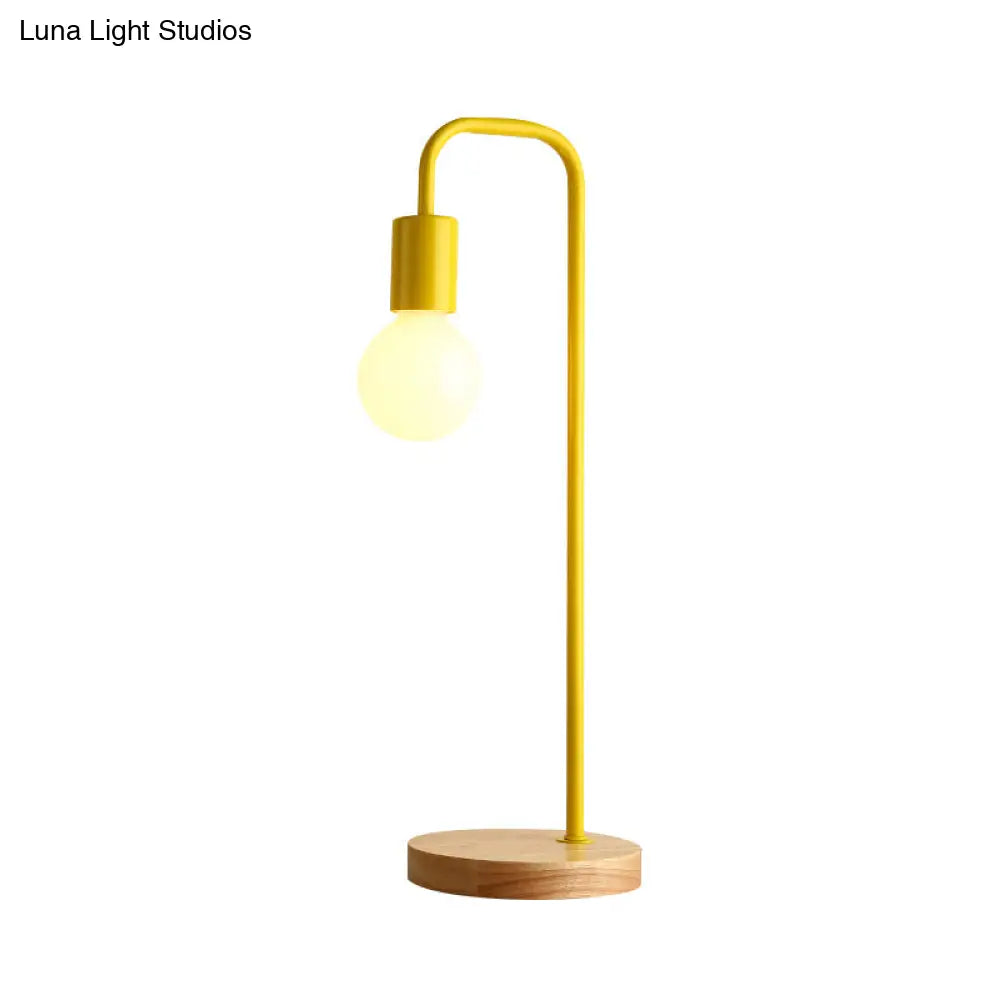 Sleek Metal Desk Lamp: Minimalistic Dormitory Lighting With Plug-In Cord